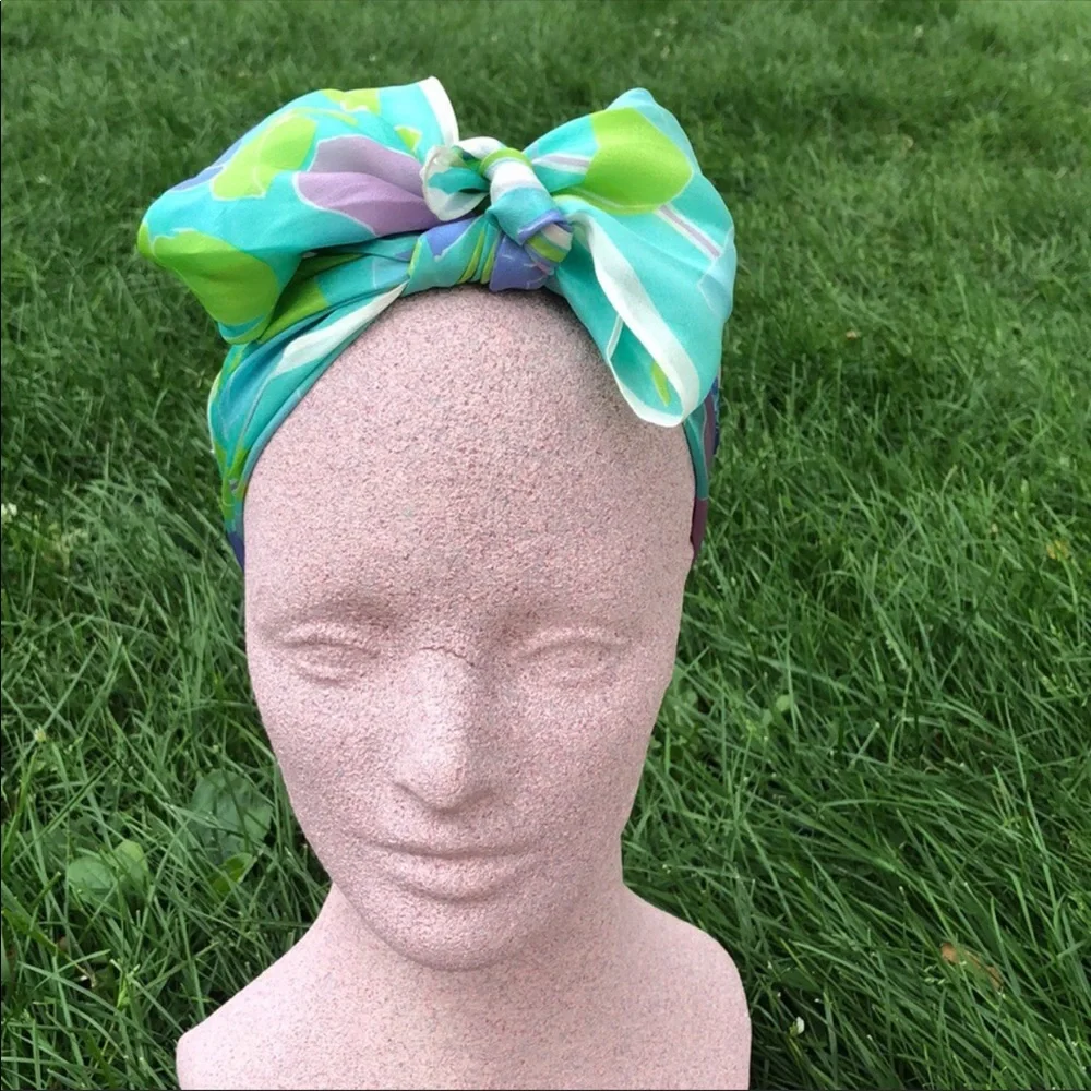 Vera Neumann Elegant  Pointed edges silk scarf - Picture 5 of 12